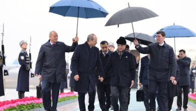 رئيس الوزراء الباكستاني يصل إلى أوزبكستان في زيارة رسمية