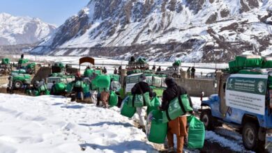 مركز الملك سلمان للإغاثة يوزع حقائب الشتاء في المناطق الشمالية من باكستان