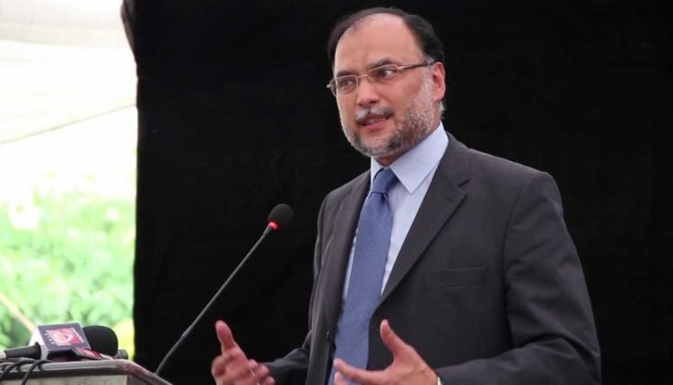 وزير التخطيط الباكستاني أحسن إقبال أمام حشد كبير في ناروال