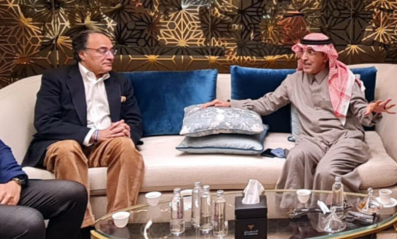 وزير المالية الباكستاني محمد أورنجزيب ونظيره السعودي محمد بن عبد الله الجدعان