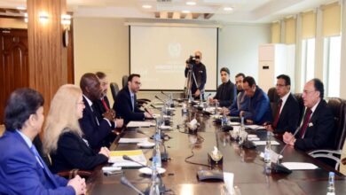 وزير المالية الباكستاني محمد أورنجزيب يتحدث إلى وفد مؤسسة التمويل الدولية