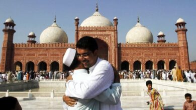 الباكستانيون يحتفلون بعيد الفطر المبارك