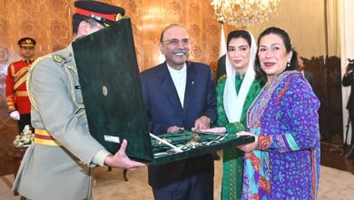 الرئيس الباكستاني يمنح أوسمة مدنية لـ 69 شخصاً