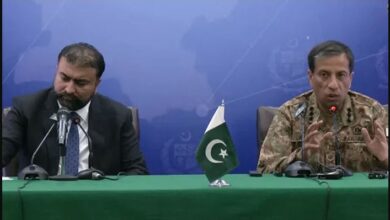 المدير العام للعلاقات العامة للجيش الباكستاني، الفريق أحمد شريف شودري، في مؤتمر صحفي