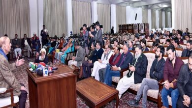 رئيس آزاد جامو وكشمير، سلطان محمود شودري في مؤتمر صحفي في مظفر آباد