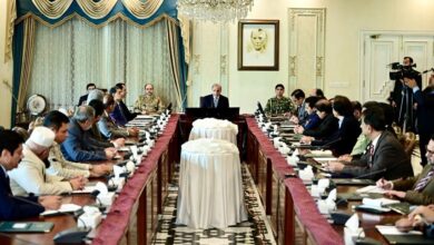 رئيس الوزراء الباكستاني خلال اجتماع مع رؤساء غرف التجارة