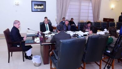 رئيس الوزراء الباكستاني خلال ترؤسه اجتماعا لمراجعة الأمور المتعلقة بقطاع الطاقة