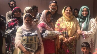 رمانة شاهين وسط أهلها في باكستان