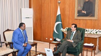 سيد يوسف رضا جيلاني والمفوض السامي لبنجلاديش لدى باكستان محمد إقبال