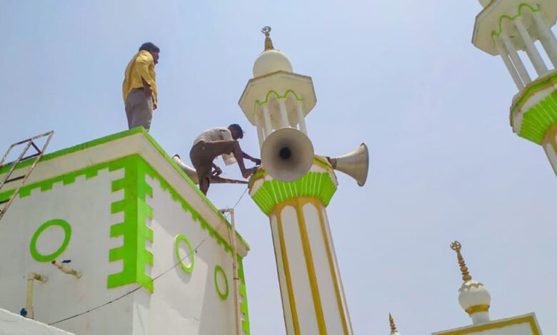 صورة أرشيفية لـ عمال هنود يزيلون مكبرات الصوت من مسجد في جوراخبور