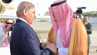 نائب أمير مكة سعود بن مشعل يستقبل رئيس الوزراء الباكستاني شهباز شريف لدى وصوله إلى جدة