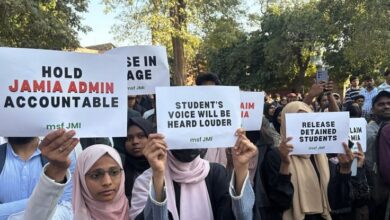 طلاب ينظمون وقفة احتجاجية في الجامعة الملية الإسلامية للمطالبة بالإفراج زملائهم