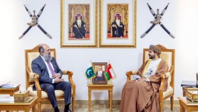 وزير التجارة الباكستاني جام كمال خان ووزير التجارة والصناعة وترويج الاستثمار العماني قيس اليوسف