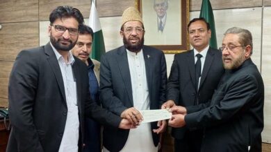 وزير الشؤون الدينية الباكستاني سردار محمد يوسف يقدم شيك المنحة لممثلي نقابة المحامين