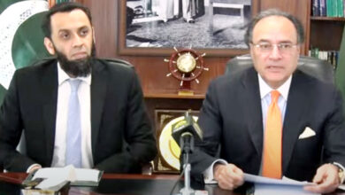 وزير المالية الباكستاني محمد أورنجزيب مع وزير الإعلام عطا الله تارار في مؤتمر صحفي