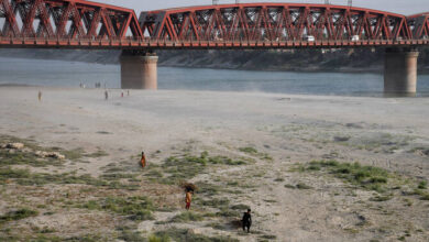 أشخاص يسيرون على مجرى نهر السند الجاف في حيدر أباد في 24 أبريل 2025-رويترز