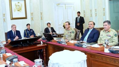 رئيس الوزراء الباكستاني خلال ترؤسه اجتماعا خاصا بشأن شؤون الباكستانيين في الخارج