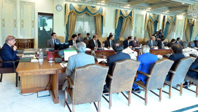 رئيس الوزراء الباكستاني شهباز شريف خلال ترؤسه اجتماعا لمراجعة الصادرات والرسوم الجمركية