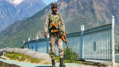 فرد أمن هندي يقف في حراسة أمنية، في أعقاب هجوم بهلجام، في سريناغار