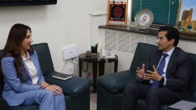 وزير البترول الباكستاني علي برويز مالك والقائم بالأعمال في السفارة الأمريكية ناتالي بيكر