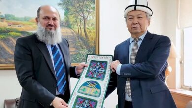 وزير التجارة الباكستاني، جام كمال خان وسفير قيرغيزستان لدى باكستان، أوازبيك أتاخانوف