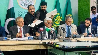 وزير الدفاع الباكستاني خلال اجتماع الأمن القومي بعد هجوم كشمير