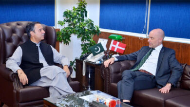 وزير الشؤون البحرية الباكستاني جونيد أنور شودري، والسفير الدنماركي لدى باكستان جاكوب لينولف