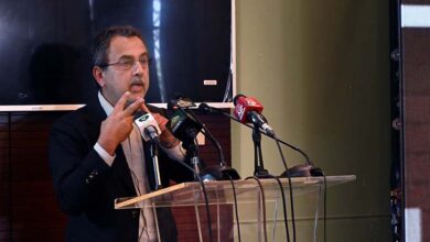 وزير الطاقة الباكستاني سردار عويس أحمد خان يطلع وسائل الإعلام على أسعار الكهرباء