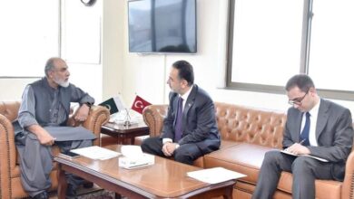 وزير العلوم والتكنولوجيا الباكستاني خالد حسين مكسي وسفير تركيا لدى باكستان عرفان نذير أوغلو