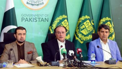 وزير المالية الباكستاني محمد أورنجزيب في مؤتمر صحفي