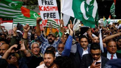 الجاليات الباكستانية والكشميرية والسيخية المقيمة في الولايات المتحدة تنظم احتجاجا أمام السفارة الهندية في واشنطن