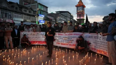 تجار كشميريون خلال وقفة احتجاجية بالشموع لإدانة هجوم بَهَلْجام - رويترز