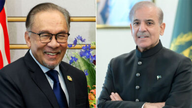 رئيس الوزراء الباكستاني شهباز شريف ونظيره الماليزي أنور إبراهيم