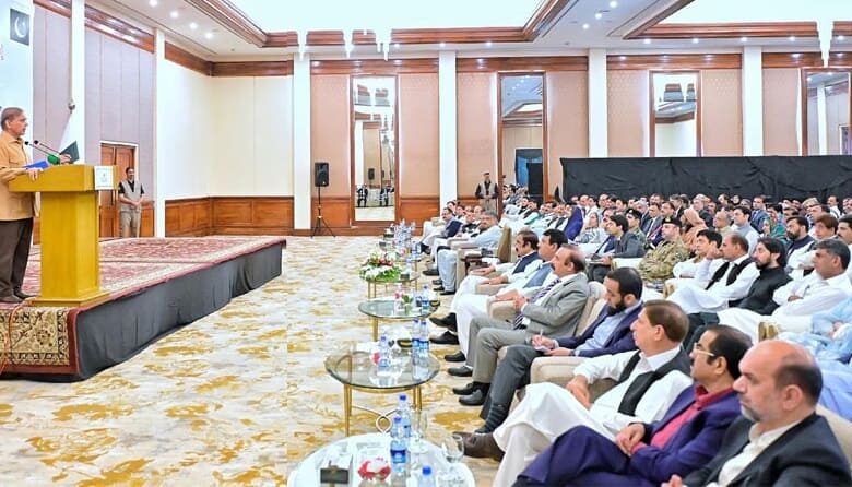 رئيس الوزراء الباكستاني شهباز شريف يتحدث في حفل توزيع شيكات التعويضات بين عائلات الشهداء