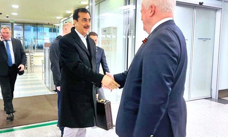 رئيس مجلس الشيوخ الباكستاني يصل إلى موسكو لتعزيز العلاقات البرلمانية