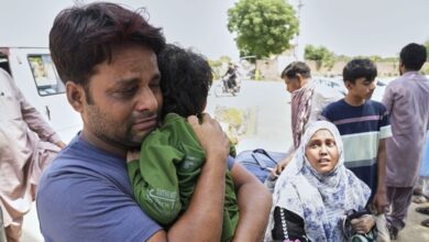 مواطن هندي مع أطفاله وزوجته الباكستانية