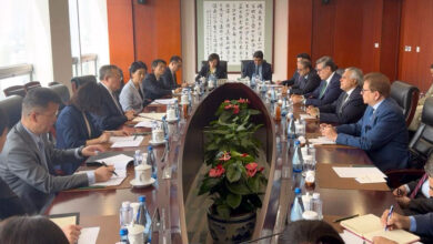 نائب رئيس الوزراء الباكستاني إسحاق دار مع وزير الدائرة الدولية للحزب الشيوعي الصيني ليو جيان تشاو في بكين