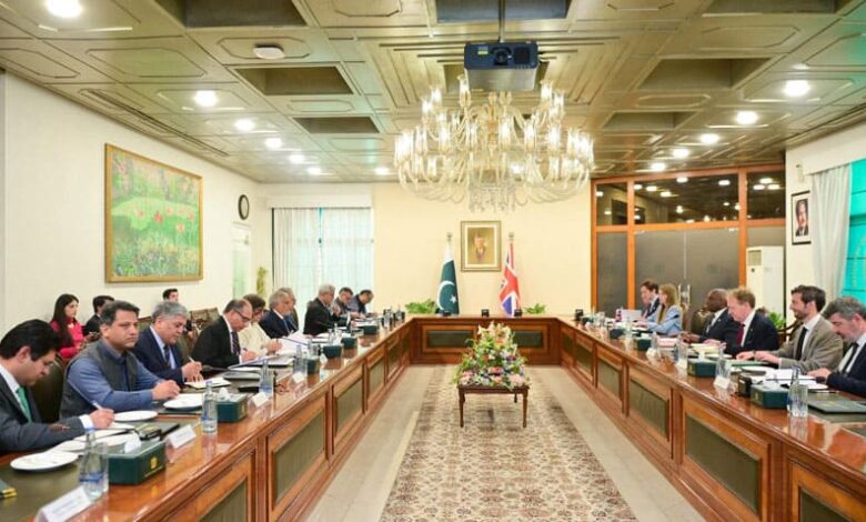 نائب رئيس الوزراء الباكستاني إسحاق دار يلتقي وزير الخارجية البريطاني ديفيد لامي
