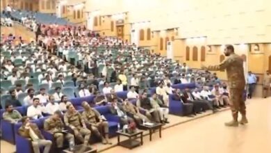 كبار القادة العسكريين الباكستانيين أثناء جلسات تفاعلية مع المعلمين والطلاب في المؤسسات التعليمية