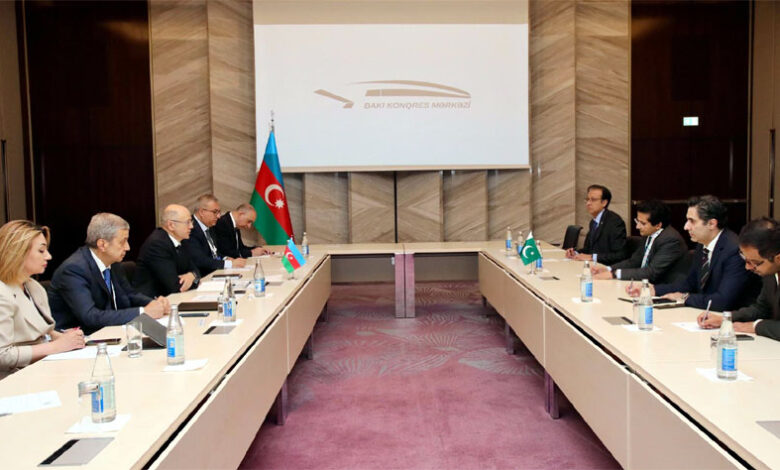 وزير البترول الباكستاني علي برويز مالك ونظيره الأذربيجاني برويز شاهبازوف في باكو