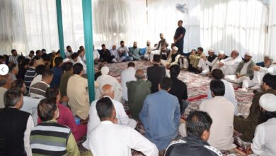 مير واعظ يقدم التعازي لأسرة البروفيسور بوت بعد رفع الإقامة