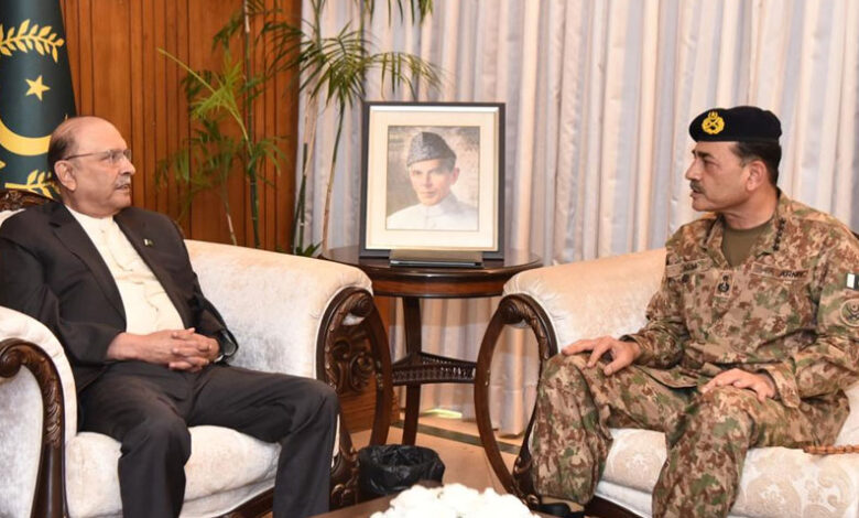 الرئيس الباكستاني يشيد بالقوات المسلحة