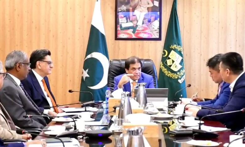 حنيف يتعهد بتعزيز العلاقات الاقتصادية طويلة الأمد مع الصين