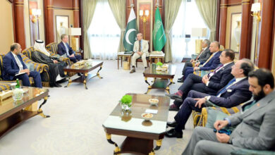 رئيس الوزراء يؤكد التزامه بتعزيز العلاقات مع المنتدى الاقتصادي العالمي