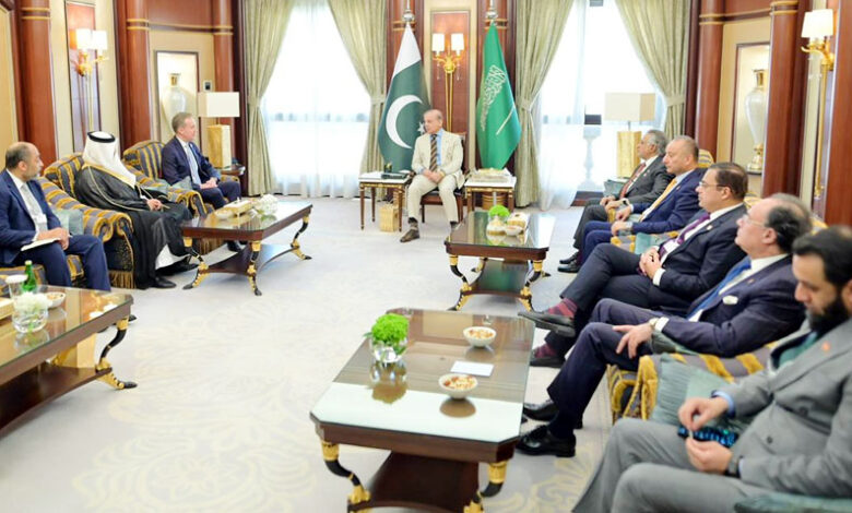 رئيس الوزراء يؤكد التزامه بتعزيز العلاقات مع المنتدى الاقتصادي العالمي