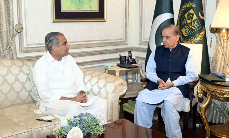 وزير الداخلية يطلع رئيس الوزراء على الوضع الأمني والتنموي في البلاد