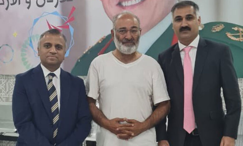 إطلاق سراح مشتاق أحمد خان ووصوله لسفارة باكستان