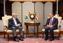 إسحاق دار والدكتور بدر عبد العاطي