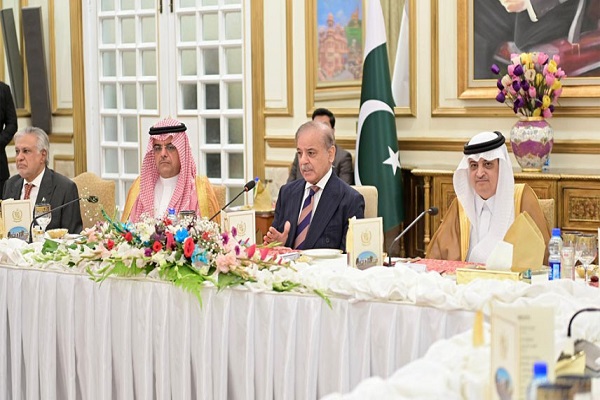 شهباز شريف يؤكد التزامه بتعزيز التعاون التجاري والاقتصادي بين باكستان والسعودية