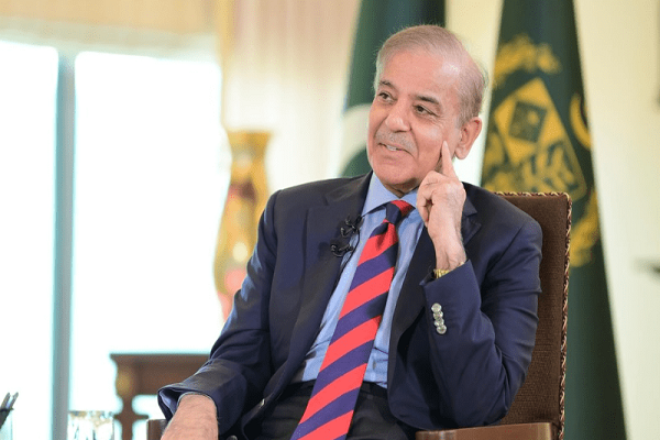 رئيس وزراء باكستان يبدأ زيارة رسمية إلى ماليزيا بدعوة من أنور إبراهيم
